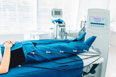 Bacaklarını pressotherapy makine üzerindeki kadın hasta hastane yatağında