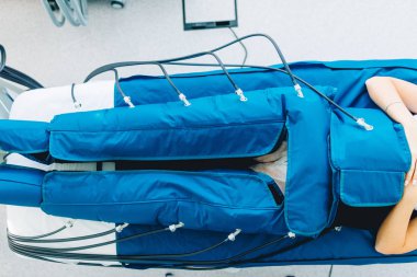 Bacaklarını pressotherapy makine üzerindeki kadın hasta hastane yatağında