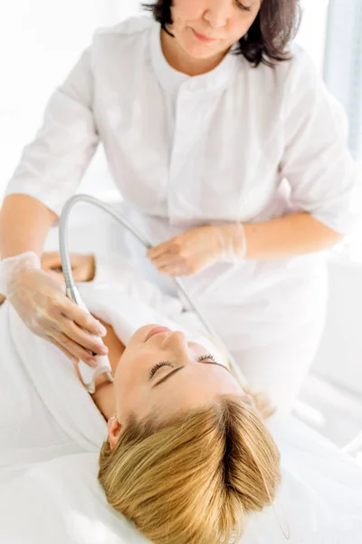 Woman having a stimulating facial treatment from a therapist — Stock Photo, Image