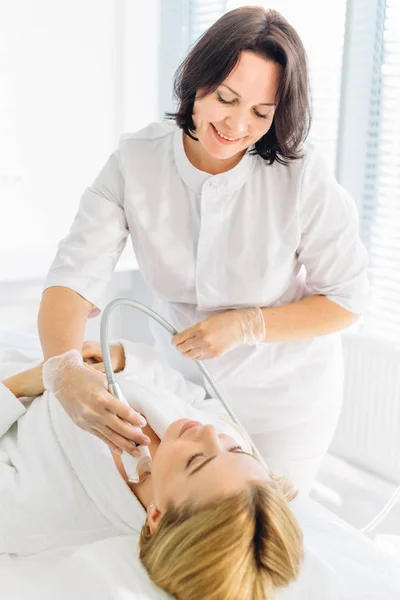 Donna che riceve un trattamento viso stimolante da un terapeuta — Foto Stock