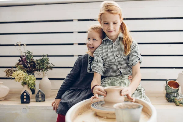 陶器のホイールに陶器を作る幸せなかわいい子供たち — ストック写真
