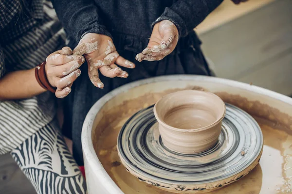 Красива керамічна ваза, зроблена дітьми — стокове фото