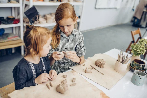 Hermanas de jengibre haciendo objetos de arcilla — Foto de Stock