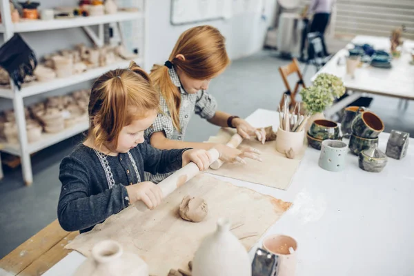 Kinder arbeiten mit Nudelholz — Stockfoto