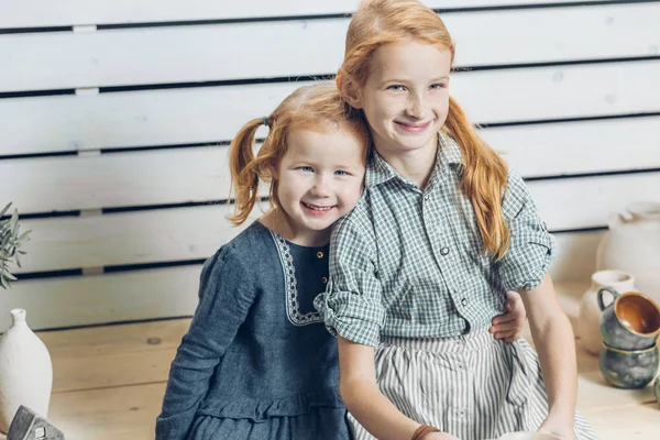 Duas menina positiva após aulas de modelagem de argila — Fotografia de Stock
