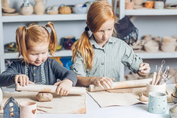 Adorables niños formas de cerámica en la mesa — Foto de Stock