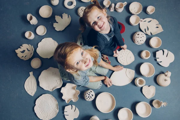 Lächelnde glückliche Kinder, die sich auf dem Fußboden amüsieren — Stockfoto