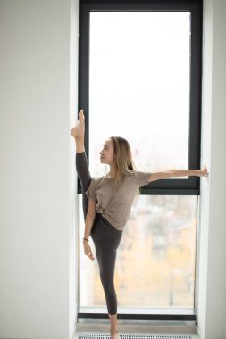 Esnek Genç kız Split yapıyor