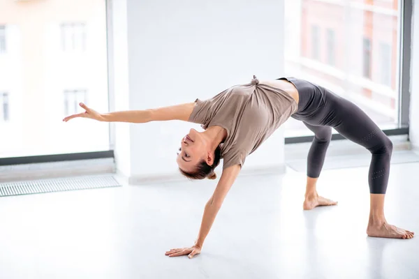 Flexibilní žena v sportswear je vypouklý nahoru — Stock fotografie