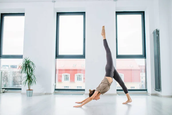 Chica flexible haciendo una voltereta — Foto de Stock