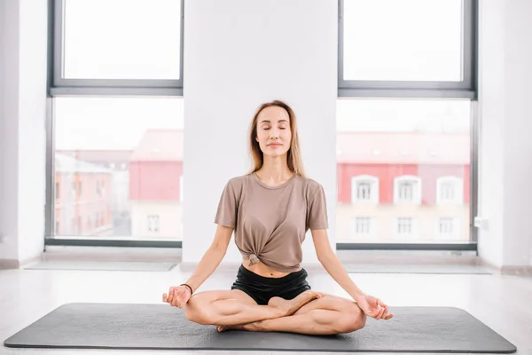 Joven deportista disfrutando de posición de yoga — Foto de Stock