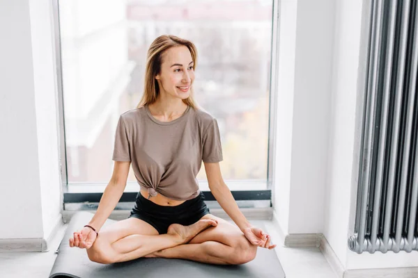 Joven bonita mujer regocijándose en yoga clases — Foto de Stock