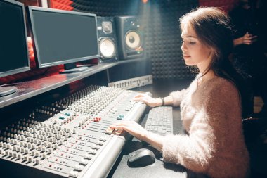 Yayın, müzik üretim arka plan. atış yan görünümü kapatın