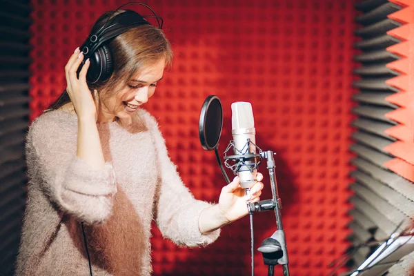 Vrolijke emotionele meisje uitvoeren in de studio — Stockfoto