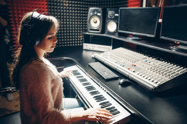 Close-up foto van kant weergeven. getalenteerde mooi meisje plaing op de synthesizer — Stockfoto
