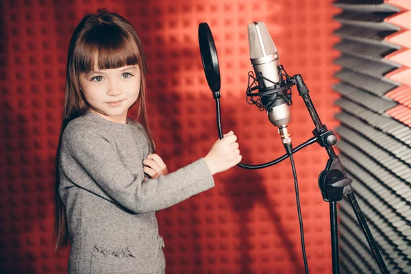 Incrível menina cantando músicas no estúdio de gravação de música — Fotografia de Stock