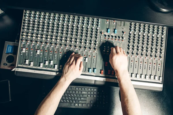 Foto van het bovenaanzicht. Mans wapens het muziekapparaat uitschakelen — Stockfoto