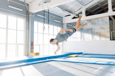 aktif genç adam egzersiz sırasında paspaslar üzerine iniyor.