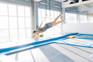 yakışıklı adam paspaslar üzerine düşüyor