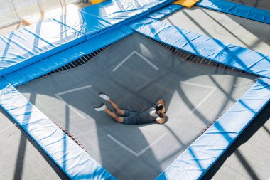 Trambolin merkezinde dinlendirici sporcu