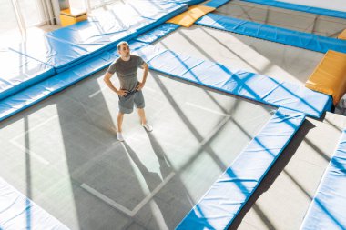 Kas acımasız adam trambolin atladıktan sonra dinlenme