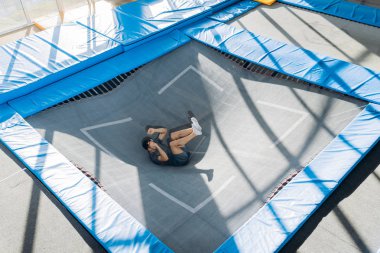 sonra iniş arkasında durmaya çalışan adam