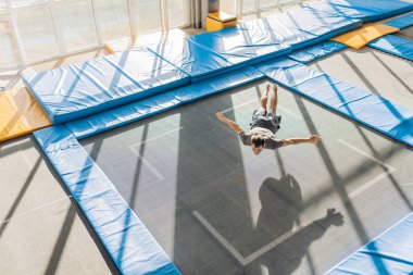 sportif delikanlı mindere bırakarak