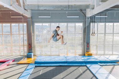 yüksek atlama girişimi. muhteşem delikanlı ile uzun vadede atlama