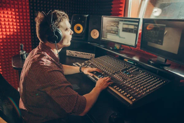 Professionele getalenteerde sound mixer exploitant — Stockfoto