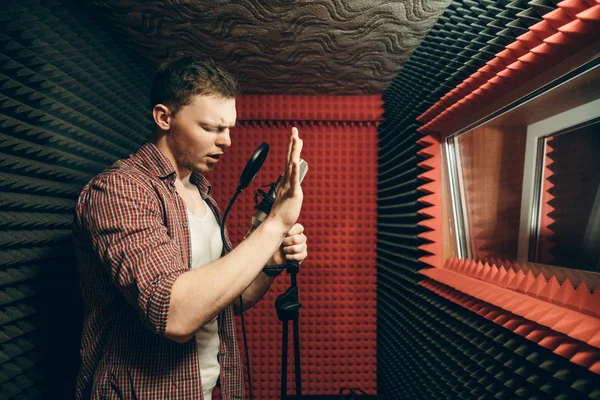Talentovaný zpěvák zázn jeho vlastní píseň v moderní studio — Stock fotografie