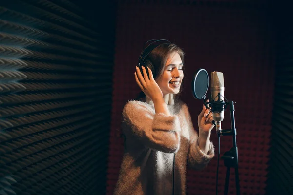 Mujer hermosa emocional se concentra en cantar —  Fotos de Stock