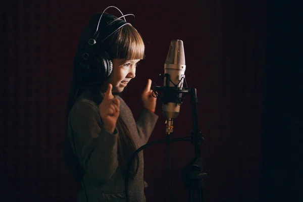 Enfant mignon portant des écouteurs dansant tout en écoutant de la musique — Photo