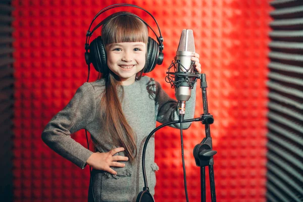 Criança alegre com cabelo castanho longo gravando seu álbum — Fotografia de Stock