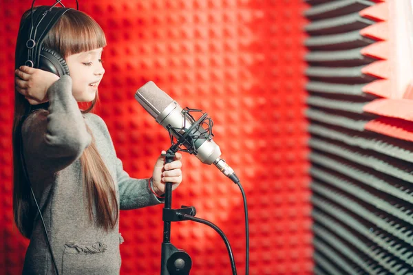 Jonge emotionele zanger in de repetitie — Stockfoto