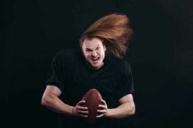 Amerikalı futbolcu topu fırlatmak üzere.