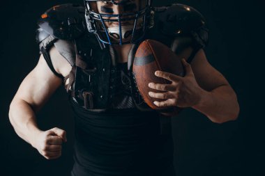 Kask takan ve koruyucu kalkan takan Amerikalı futbolcu.