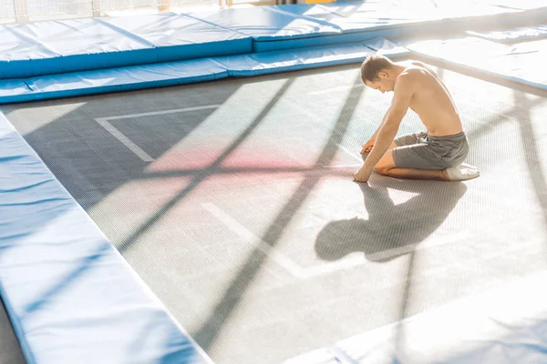 Moe man na het doen van stunts op de trampoline — Stockfoto