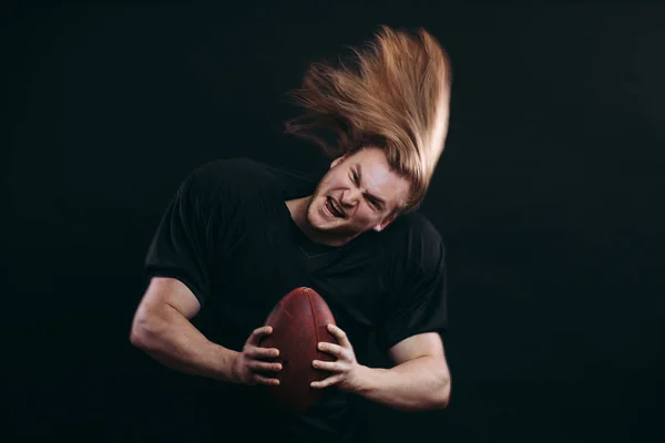 Americký fotbalista se chystá hodit míč — Stock fotografie