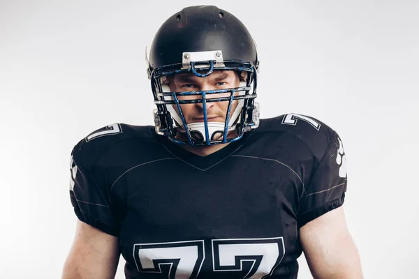 American Football-Spieler mit Helm und Rüstung vor weißem Hintergrund — Stockfoto