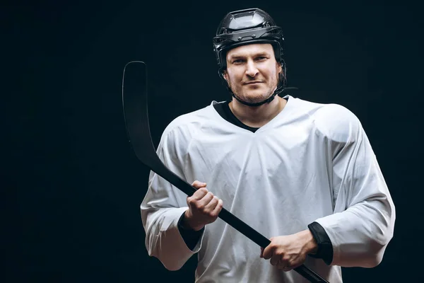 Guapo jugador de hockey. Sonriendo a la cámara aislada sobre fondo negro. —  Fotos de Stock