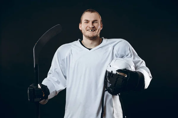 Beau joueur de hockey. Sourire à la caméra isolée sur fond noir. — Photo