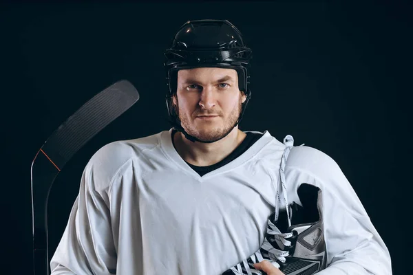 Guapo jugador de hockey. Sonriendo a la cámara aislada sobre fondo negro. —  Fotos de Stock