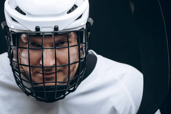Retrato de deportista en uniforme de hockey sobre fondo negro —  Fotos de Stock