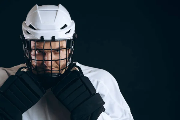 Portrait d'un joueur de hockey sur glace avec bâton de hockey et gants de protection — Photo