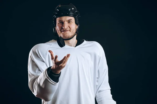 Jugador de hockey muerde el disco con los dientes rotos y mirando a la cámara con una sonrisa. —  Fotos de Stock