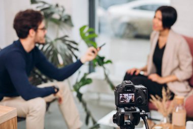 ünlü bir sanatçı ile konuşma kayıt modern fotoğraf makinesi