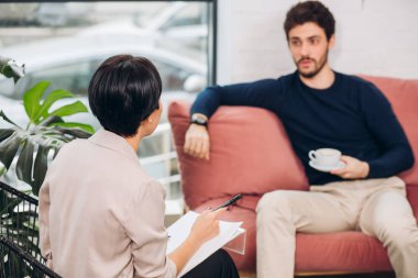 Banka çalışan yakışıklı bir adam ofiste danışmanlık