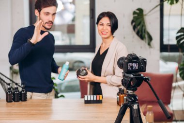 Yeni bir kozmetik sunan aile