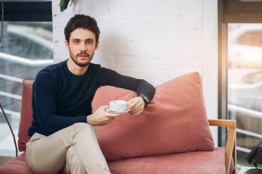 Genç hoş istemci için sıra bekliyor