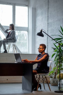 Laptop ofiste çalışan Afrika iş kadın portresi